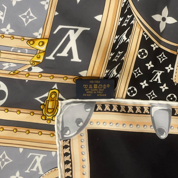 Louis Vuitton Silk Scarf • Trunks Motif • Iconic Design - Picture 6 of 7